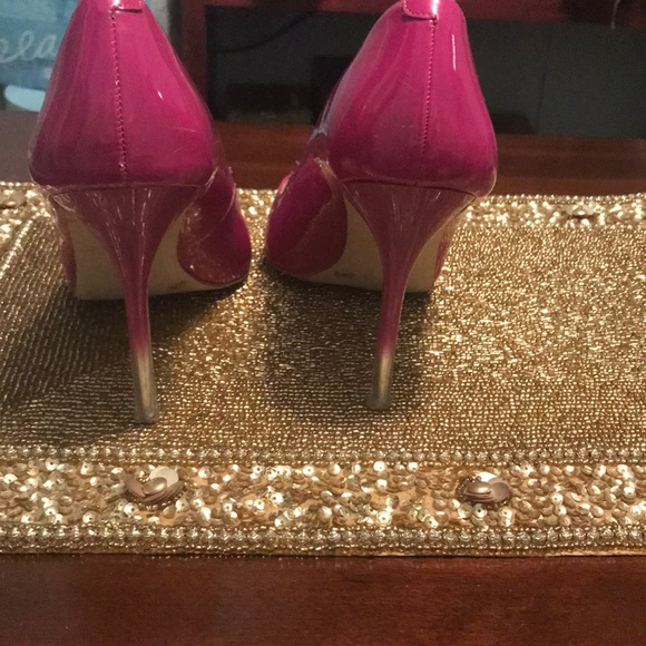 Hot, hot BCBG pink heels - Picture 2 of 3
